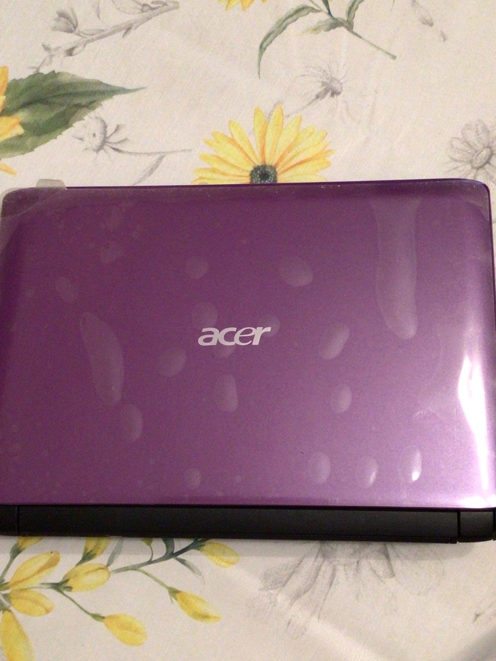 Acer Purple Compact Laptop with Gloss Finish Acer aspire one lost in time
